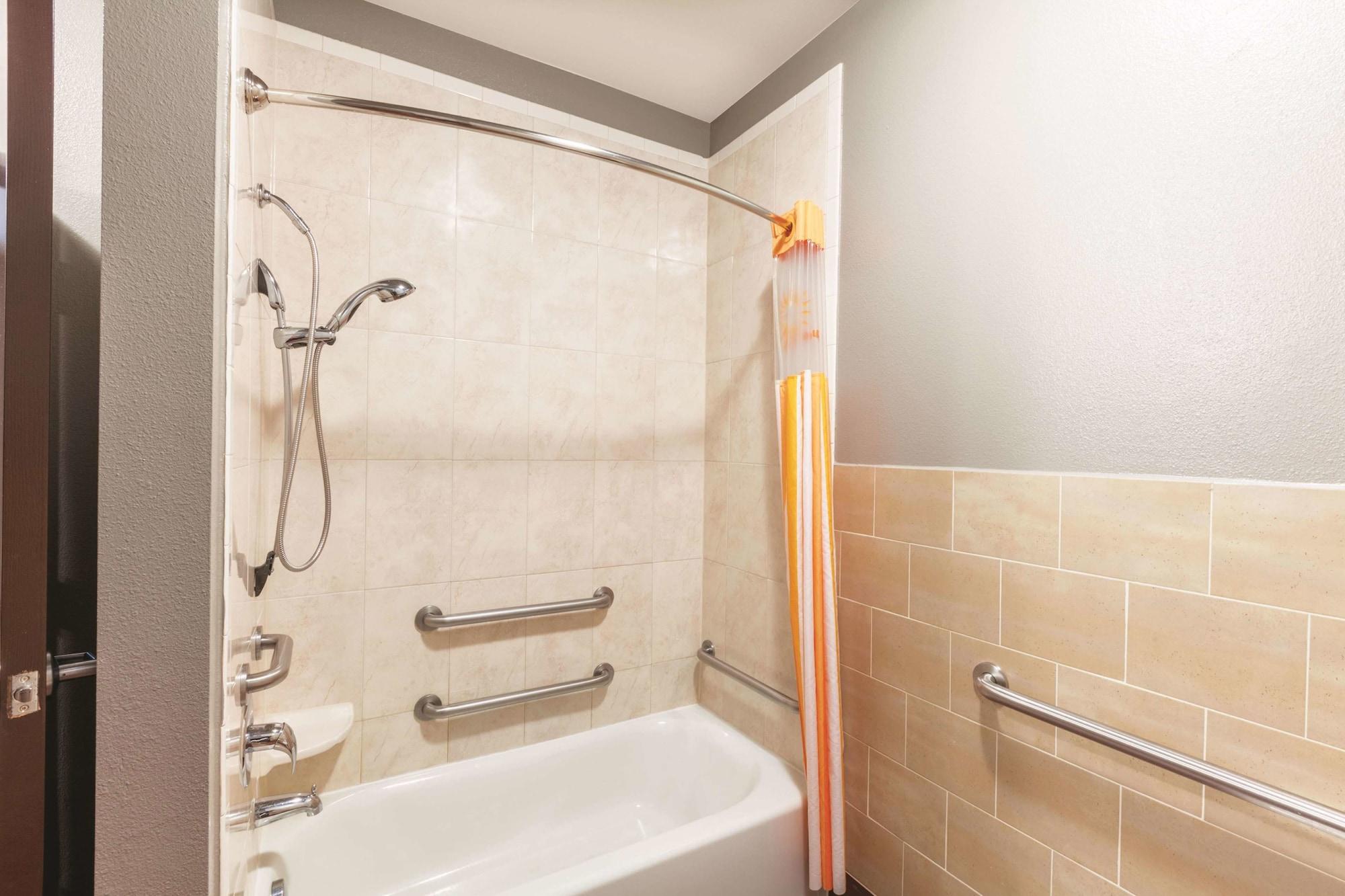Hotel La Quinta By Wyndham Houston Iah Bush Intl Airport E 3*